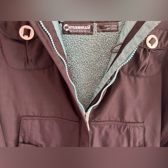 686 Mannual Women’s Insulated Snowboarding Jacket in Black - Picture 9 of 12